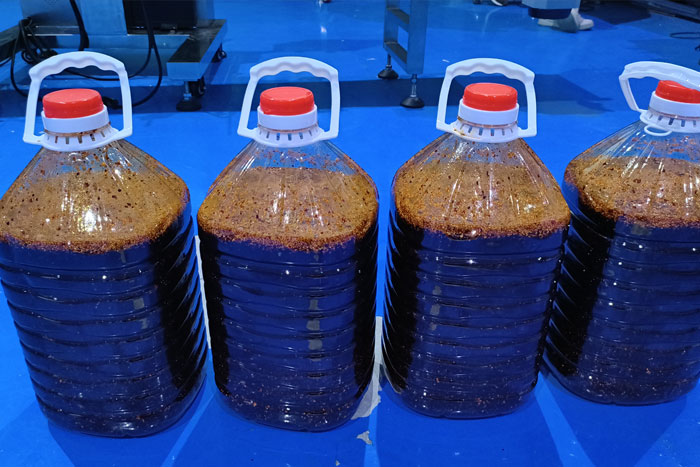 全自动桶装辣椒酱灌装机灌装效果